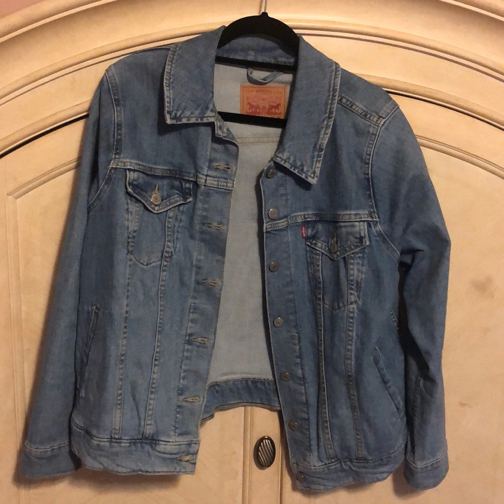 Barely Worn Levi’s Denim Jacket!